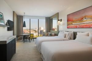 Habitación de hotel con 2 camas y mesa en The Westin Perth en Perth