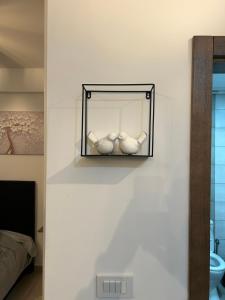 Un estante en una pared con tres bolas. en Apartmani Matic 6, en Jagodina