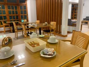 una mesa con una cesta de comida encima en De La Plaza Hotel en Villa Gesell