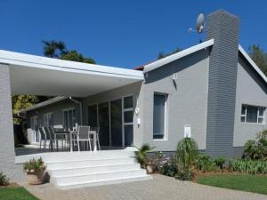 Casa con patio con mesa y sillas en Colourful Horizons, en Germiston