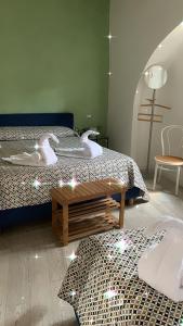 1 dormitorio con 2 camas y mesa de madera en RUBY HOME Città Alta, en Bérgamo