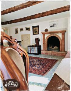 sala de estar con chimenea y sofá en Casa & Bottega Apartments, en Rossano