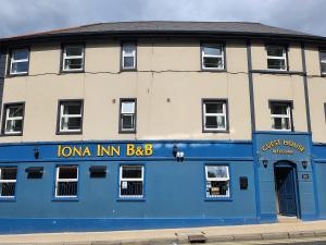 um edifício azul e branco com as palavras loma inn bbb em Iona Inn em Derry Londonderry