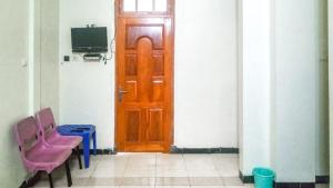TV a/nebo společenská místnost v ubytování Villa Al Barokah Syariah Family Mitra RedDoorz near Sarangan Lake