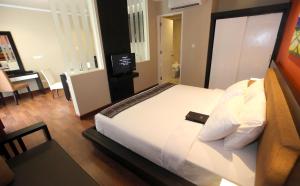 um quarto com uma cama grande e uma escrivaninha em Novo Turismo Resort & Spa em Dili