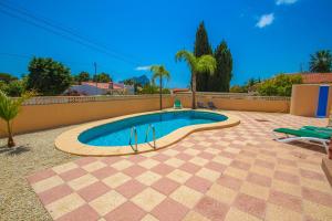 - une piscine au milieu d'un patio dans l'établissement Cometa-86 - villa with private pool close to the beach in Calpe, à Empedrola