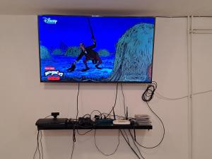 un televisor en una pared con un videojuego. en Villa Vranov 55 en Čerčany