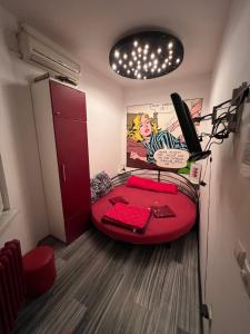 una camera con letto rosso di Pop Art a Belgrado