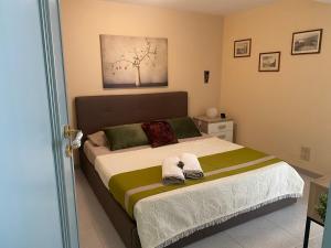 1 dormitorio con 1 cama grande y toallas. en LA MANSARDA, en Giardini Naxos