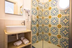 bagno con lavandino e doccia di Sciabika Home - Edificio Eolie a Castellammare del Golfo