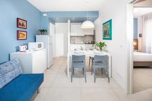 una cucina e un soggiorno con tavolo e sedie di Columbus Vista Mare a Bibione