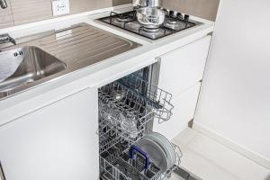 una cucina con stendibiancheria accanto a un lavandino di Columbus Vista Mare a Bibione