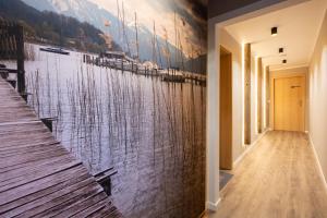 Zimmer mit Wandbild eines Yachthafens in der Unterkunft Wiefarn Apartments - Ferienwohnungen in Bad Wiessee am Tegernsee in Bad Wiessee