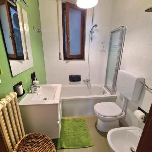 a bathroom with a toilet and a tub and a sink at Lovely House in Santa Margherita Ligure