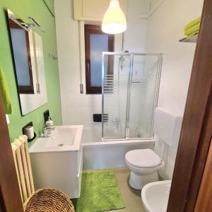 uma casa de banho com um WC, um lavatório e um chuveiro em Lovely House em Santa Margherita Ligure