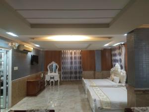 Habitación de hotel con 2 camas y TV en Linh Phuong 8 Hotel, en Can Tho