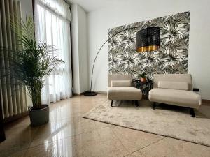 ヴェローナにあるL'appartamento di Giuliettaのリビングルーム(椅子2脚、テーブル付)