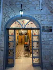 wejście do pokoju z łukiem i pokoju z w obiekcie Alf leila wa leila boutique w mieście Hajfa