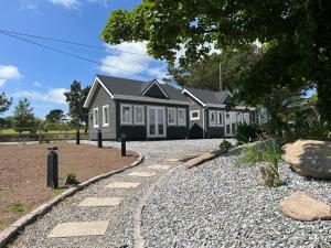 ein Haus mit Kieseinfahrt davor in der Unterkunft Milltown House Dingle in Dingle