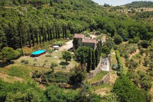 een luchtzicht op een huis op een heuvel met bomen bij Agriturismo Podere Querceto in Borselli