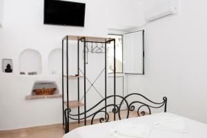 um quarto com uma cama e uma televisão na parede em Casa Elafonisi N1 em Plokamianá