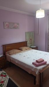 アテネにあるThe Sweetest Acropolis Flatのベッドルーム1室(ベッド1台、タオル2枚付)