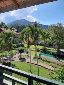 uitzicht vanaf het balkon van een resort met palmbomen bij PANORAMA RESORT LANGKAWI in Kuah