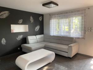 - un salon avec un canapé et une fenêtre dans l'établissement Boszkowo summer house & apartments, à Boszkowo
