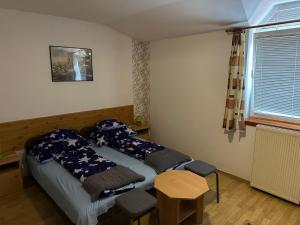 niewielka sypialnia z 2 łóżkami i stołem w obiekcie Park Hédervár w mieście Hédervár