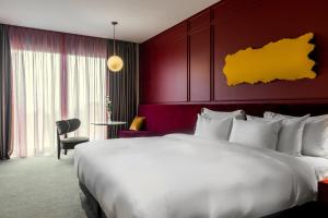 Una cama o camas en una habitación de Tsinandali Estate, A Radisson Collection Hotel