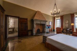TV a/nebo společenská místnost v ubytování Palazzo Leopoldo Dimora Storica & Spa