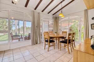 a dining room with a table and chairs at Bellavista 1016 in Oliva