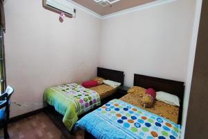 een kamer met 2 bedden in een kamer bij Hotel Bima in Klaten