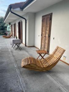 una silla de madera sentada en el lateral de una casa en Villa Hoara, en Gorizia