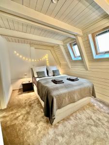 a bedroom with a large bed in an attic at Gemütliche Maisonettewohnung mit Dachterrasse am Schloß in Oldenburg