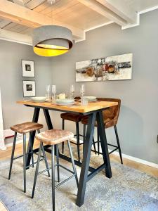 a dining room with a wooden table and chairs at Gemütliche Maisonettewohnung mit Dachterrasse am Schloß in Oldenburg