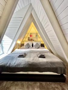 a bedroom with a large bed in a attic at Gemütliche Maisonettewohnung mit Dachterrasse am Schloß in Oldenburg