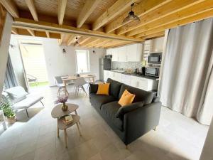 a living room with a couch and a kitchen at Maison avec Extérieur - Stationnement Gratuit in Périgueux
