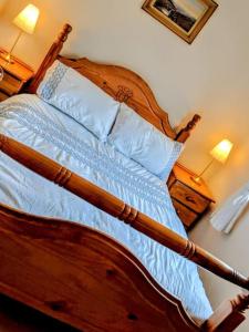 Llit o llits en una habitació de Wild Atlantic Haven, cosy home nr. Ballina & Beach
