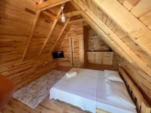 um quarto com uma cama num sótão de madeira em Palma Rosa Hotel em Kemer