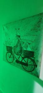 阿布達比的住宿－Uniqueland，一辆自行车的画画,上面有两篮子