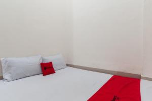 Postel nebo postele na pokoji v ubytování RedDoorz near UISU teladan Medan