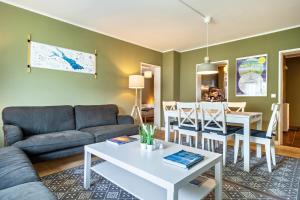 - un salon avec un canapé et une table dans l'établissement Apfelbaum, à Friedrichshafen