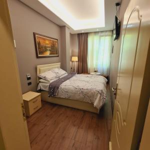 Hotel Driti New Bazaar房間的床