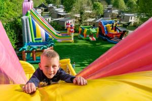 Camping Country Park Crecy La Chapelle - Site Officiel - Next to Disneyland Paris的儿童游玩区