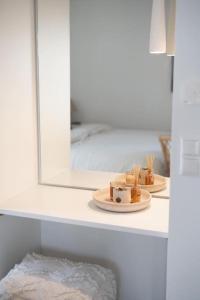 a bathroom with a mirror and two plates on a counter at 1-Zimmer-Appartement, beste Lage in Oberkotzau