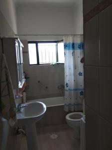 キリニにあるTHEO house in Kyllini Zakynthosのバスルーム(洗面台、トイレ付)、窓が備わります。