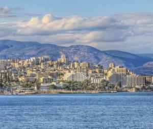 een stad aan de kust van een grote hoeveelheid water bij Loft Tiberiade in Tiberias