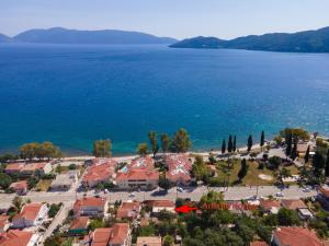 eine Luftaufnahme eines Resorts am Wasser in der Unterkunft Artemis House in Karavomylos