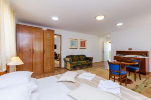 Кровать или кровати в номере Apartments & Rooms V&M